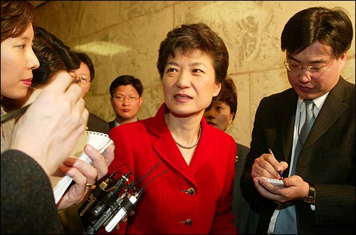 2005년 2월 28일 국회에서 기자들을 만난 박근혜 당시 한나라당 대표가 "정수장학회 형성 과정에 철저히 조사가 이뤄져서 문제가 없다는 것이 이미 밝혀졌다... 홀가분하게 이번에 사퇴할 수 있게 됐다"며 정수장학회 이사장직 사퇴에 대한 입장을 밝히고 있다.
